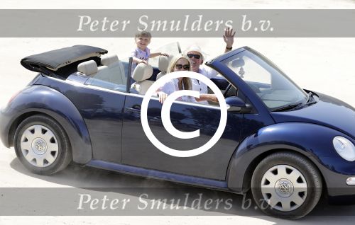 ibiza 27 juni 2016
Sonja Bakker met man Jan Reus en zoon Bram bij cala Bassa. Ze rijden in een VW kever cabrio.