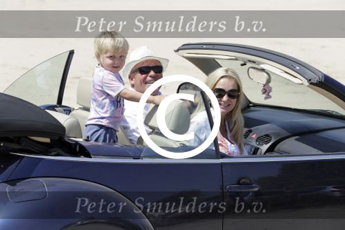 ibiza 27 juni 2016
Sonja Bakker met man Jan Reus en zoon Bram bij cala Bassa. Ze rijden in een VW kever cabrio.
