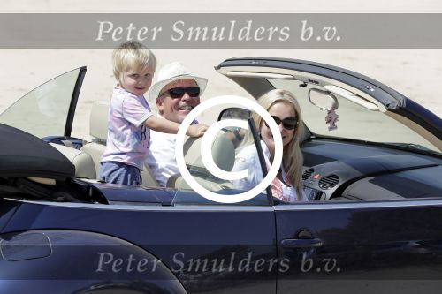 ibiza 27 juni 2016
Sonja Bakker met man Jan Reus en zoon Bram bij cala Bassa. Ze rijden in een VW kever cabrio.