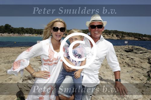 ibiza 27 juni 2016
Sonja Bakker met man Jan Reus en zoon Bram bij cala Bassa. Ze rijden in een VW kever cabrio.