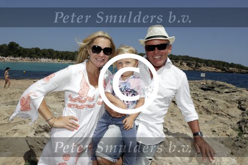 ibiza 27 juni 2016
Sonja Bakker met man Jan Reus en zoon Bram bij cala Bassa. Ze rijden in een VW kever cabrio.
