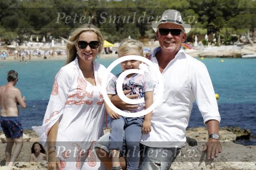 ibiza 27 juni 2016
Sonja Bakker met man Jan Reus en zoon Bram bij cala Bassa. Ze rijden in een VW kever cabrio.
