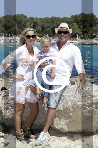 ibiza 27 juni 2016
Sonja Bakker met man Jan Reus en zoon Bram bij cala Bassa. Ze rijden in een VW kever cabrio.