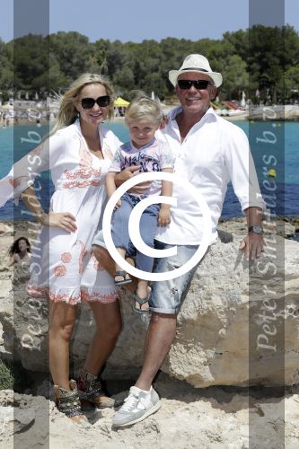 ibiza 27 juni 2016
Sonja Bakker met man Jan Reus en zoon Bram bij cala Bassa. Ze rijden in een VW kever cabrio.