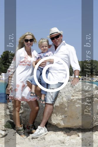 ibiza 27 juni 2016
Sonja Bakker met man Jan Reus en zoon Bram bij cala Bassa. Ze rijden in een VW kever cabrio.
