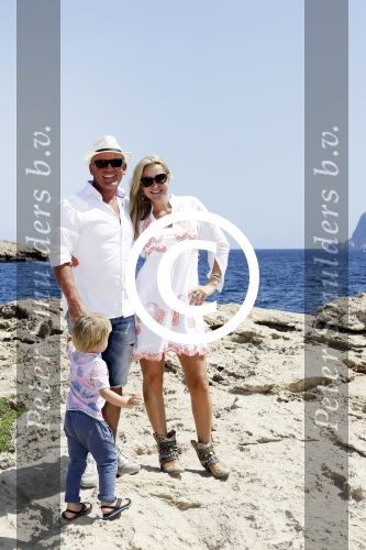 ibiza 27 juni 2016
Sonja Bakker met man Jan Reus en zoon Bram bij cala Bassa. Ze rijden in een VW kever cabrio.