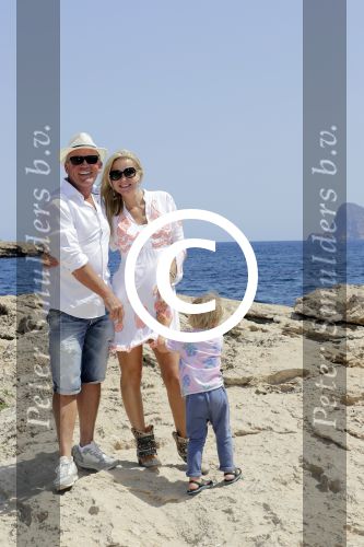 ibiza 27 juni 2016
Sonja Bakker met man Jan Reus en zoon Bram bij cala Bassa. Ze rijden in een VW kever cabrio.