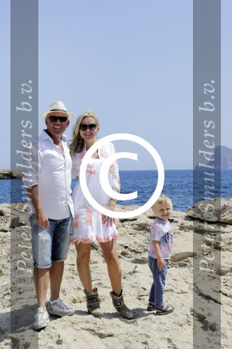 ibiza 27 juni 2016
Sonja Bakker met man Jan Reus en zoon Bram bij cala Bassa. Ze rijden in een VW kever cabrio.
