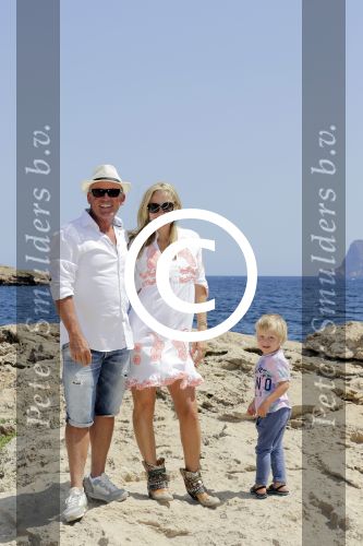 ibiza 27 juni 2016
Sonja Bakker met man Jan Reus en zoon Bram bij cala Bassa. Ze rijden in een VW kever cabrio.