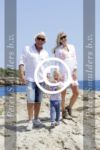 ibiza 27 juni 2016
Sonja Bakker met man Jan Reus en zoon Bram bij cala Bassa. Ze rijden in een VW kever cabrio.