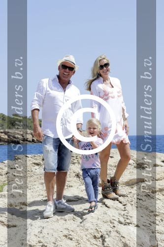 ibiza 27 juni 2016
Sonja Bakker met man Jan Reus en zoon Bram bij cala Bassa. Ze rijden in een VW kever cabrio.