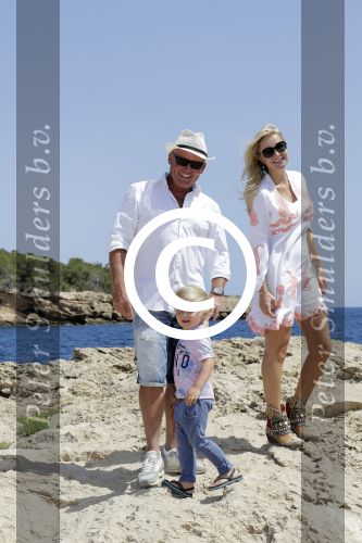 ibiza 27 juni 2016
Sonja Bakker met man Jan Reus en zoon Bram bij cala Bassa. Ze rijden in een VW kever cabrio.