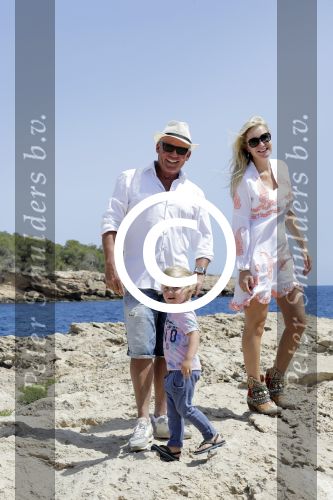ibiza 27 juni 2016
Sonja Bakker met man Jan Reus en zoon Bram bij cala Bassa. Ze rijden in een VW kever cabrio.