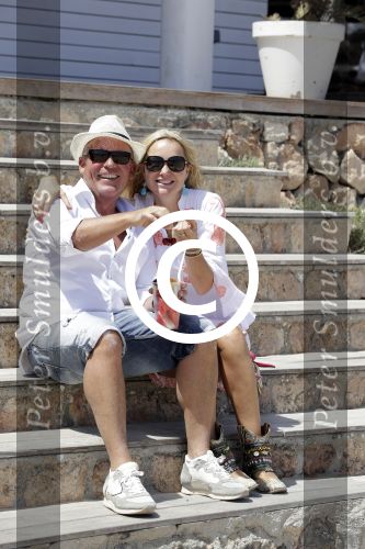 ibiza 27 juni 2016
Sonja Bakker met man Jan Reus en zoon Bram bij cala Bassa. Ze rijden in een VW kever cabrio.
