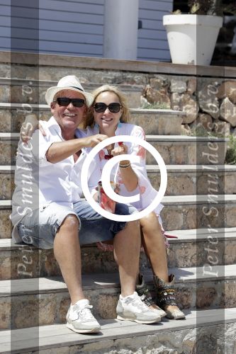 ibiza 27 juni 2016
Sonja Bakker met man Jan Reus en zoon Bram bij cala Bassa. Ze rijden in een VW kever cabrio.