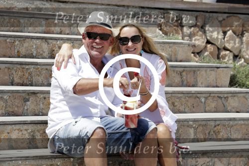 ibiza 27 juni 2016
Sonja Bakker met man Jan Reus en zoon Bram bij cala Bassa. Ze rijden in een VW kever cabrio.