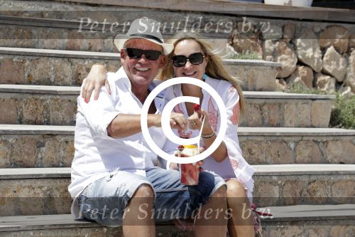 ibiza 27 juni 2016
Sonja Bakker met man Jan Reus en zoon Bram bij cala Bassa. Ze rijden in een VW kever cabrio.