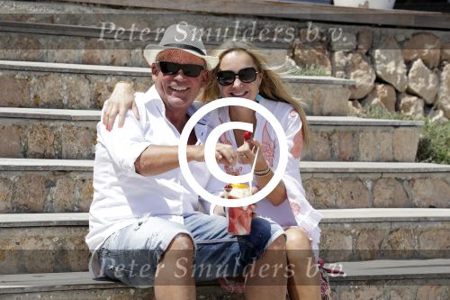 ibiza 27 juni 2016
Sonja Bakker met man Jan Reus en zoon Bram bij cala Bassa. Ze rijden in een VW kever cabrio.