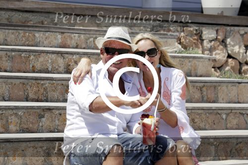 ibiza 27 juni 2016
Sonja Bakker met man Jan Reus en zoon Bram bij cala Bassa. Ze rijden in een VW kever cabrio.