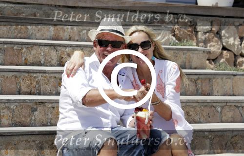 ibiza 27 juni 2016
Sonja Bakker met man Jan Reus en zoon Bram bij cala Bassa. Ze rijden in een VW kever cabrio.