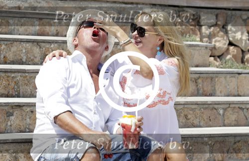 ibiza 27 juni 2016
Sonja Bakker met man Jan Reus en zoon Bram bij cala Bassa. Ze rijden in een VW kever cabrio.