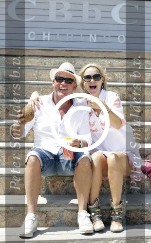 ibiza 27 juni 2016
Sonja Bakker met man Jan Reus en zoon Bram bij cala Bassa. Ze rijden in een VW kever cabrio.