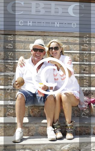 ibiza 27 juni 2016
Sonja Bakker met man Jan Reus en zoon Bram bij cala Bassa. Ze rijden in een VW kever cabrio.