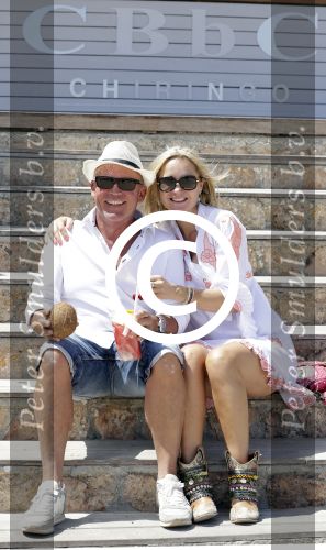 ibiza 27 juni 2016
Sonja Bakker met man Jan Reus en zoon Bram bij cala Bassa. Ze rijden in een VW kever cabrio.