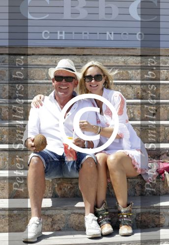 ibiza 27 juni 2016
Sonja Bakker met man Jan Reus en zoon Bram bij cala Bassa. Ze rijden in een VW kever cabrio.