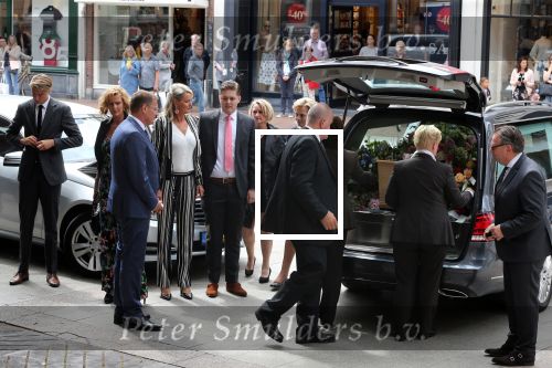 Den Bosch 123 juni 2018
Afscheidsdienst / begrafenis moeder Albert Verlinde . Onno Hoes draagt mede de kist.