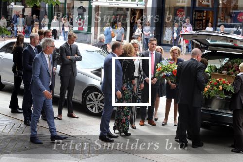 Den Bosch 123 juni 2018
Afscheidsdienst / begrafenis moeder Albert Verlinde . Onno Hoes draagt mede de kist.