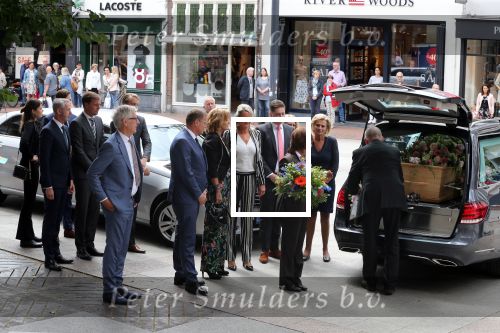 Den Bosch 123 juni 2018
Afscheidsdienst / begrafenis moeder Albert Verlinde . Onno Hoes draagt mede de kist.
