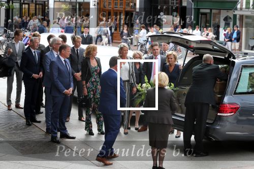 Den Bosch 123 juni 2018
Afscheidsdienst / begrafenis moeder Albert Verlinde . Onno Hoes draagt mede de kist.