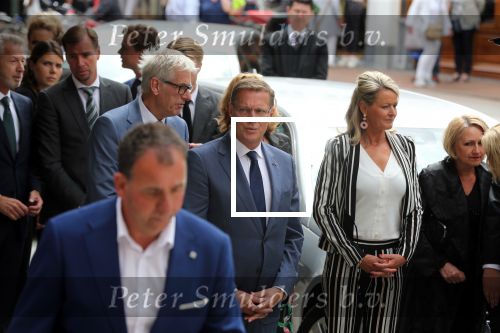 Den Bosch 123 juni 2018
Afscheidsdienst / begrafenis moeder Albert Verlinde . Onno Hoes draagt mede de kist.