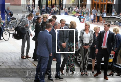 Den Bosch 123 juni 2018
Afscheidsdienst / begrafenis moeder Albert Verlinde . Onno Hoes draagt mede de kist.