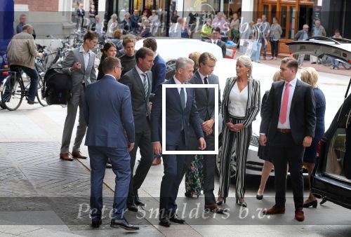 Den Bosch 123 juni 2018
Afscheidsdienst / begrafenis moeder Albert Verlinde . Onno Hoes draagt mede de kist.