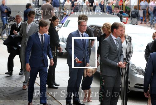 Den Bosch 123 juni 2018
Afscheidsdienst / begrafenis moeder Albert Verlinde . Onno Hoes draagt mede de kist.
