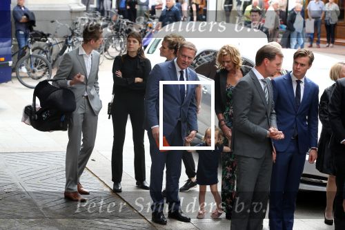 Den Bosch 123 juni 2018
Afscheidsdienst / begrafenis moeder Albert Verlinde . Onno Hoes draagt mede de kist.