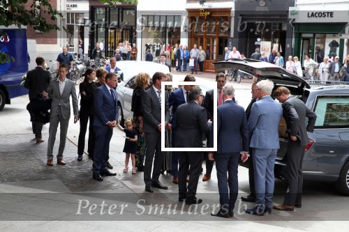 Den Bosch 123 juni 2018
Afscheidsdienst / begrafenis moeder Albert Verlinde . Onno Hoes draagt mede de kist.