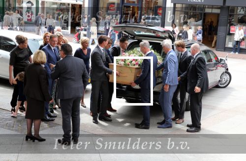 Den Bosch 123 juni 2018
Afscheidsdienst / begrafenis moeder Albert Verlinde . Onno Hoes draagt mede de kist.