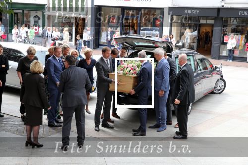 Den Bosch 123 juni 2018
Afscheidsdienst / begrafenis moeder Albert Verlinde . Onno Hoes draagt mede de kist.