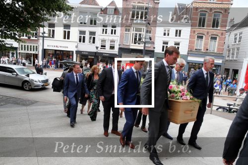 Den Bosch 123 juni 2018
Afscheidsdienst / begrafenis moeder Albert Verlinde . Onno Hoes draagt mede de kist.