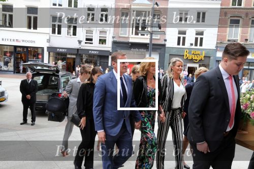 Den Bosch 123 juni 2018
Afscheidsdienst / begrafenis moeder Albert Verlinde . Onno Hoes draagt mede de kist.