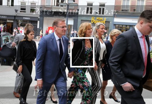 Den Bosch 123 juni 2018
Afscheidsdienst / begrafenis moeder Albert Verlinde . Onno Hoes draagt mede de kist.