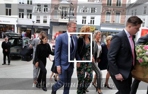 Den Bosch 123 juni 2018
Afscheidsdienst / begrafenis moeder Albert Verlinde . Onno Hoes draagt mede de kist.