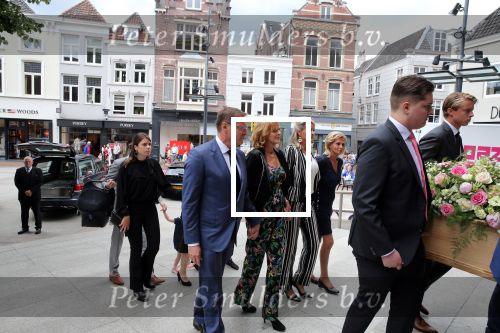 Den Bosch 123 juni 2018
Afscheidsdienst / begrafenis moeder Albert Verlinde . Onno Hoes draagt mede de kist.