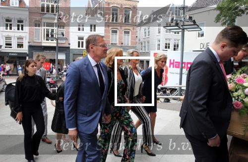 Den Bosch 123 juni 2018
Afscheidsdienst / begrafenis moeder Albert Verlinde . Onno Hoes draagt mede de kist.