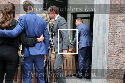 Den Bosch 123 juni 2018
Afscheidsdienst / begrafenis moeder Albert Verlinde . Onno Hoes draagt mede de kist.