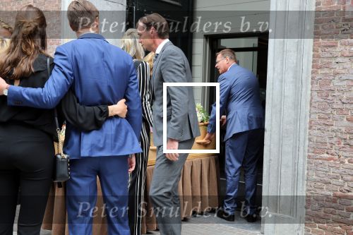 Den Bosch 123 juni 2018
Afscheidsdienst / begrafenis moeder Albert Verlinde . Onno Hoes draagt mede de kist.