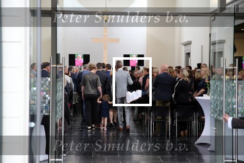 Den Bosch 123 juni 2018
Afscheidsdienst / begrafenis moeder Albert Verlinde . Onno Hoes draagt mede de kist.